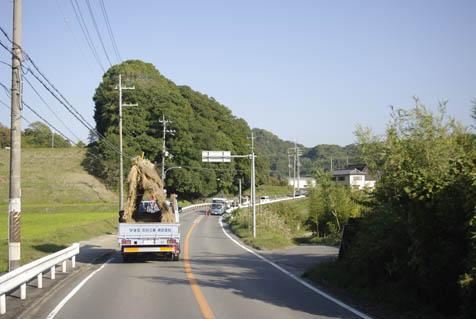 走る茅葺き