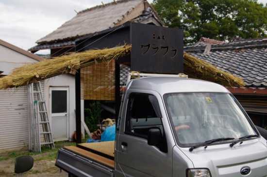 軽トラBAR 茅葺き屋根OPEN時