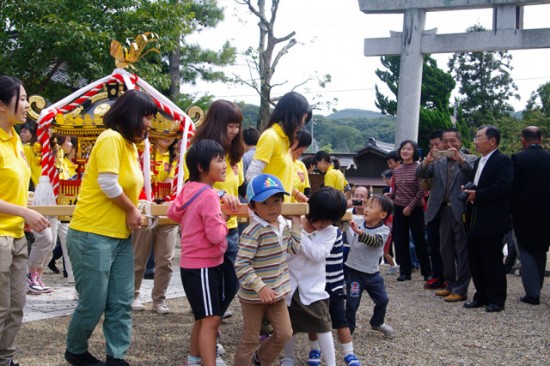 淡河八幡宮秋季例大祭　ギャル神輿