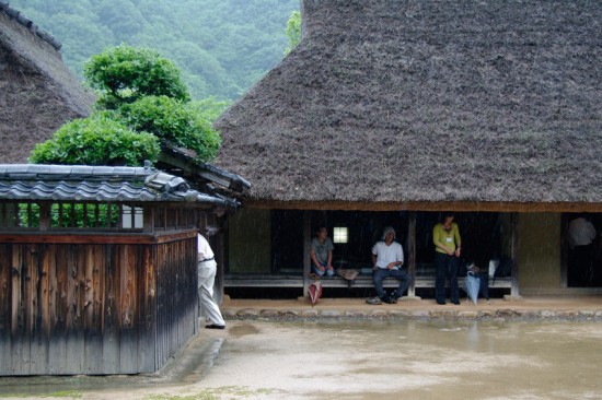 箱木千年家の軒先で雨宿り