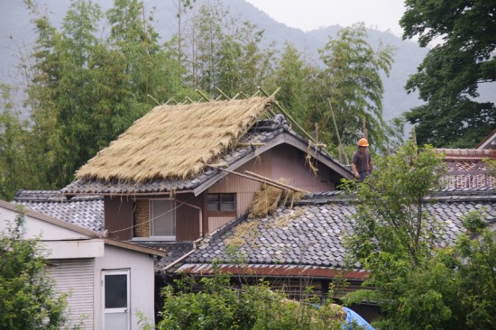 瓦屋根の上に茅葺き屋根