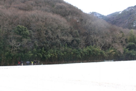 雪の淡河を歩く