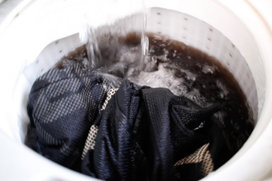 洗濯機の水はすすで真っ黒