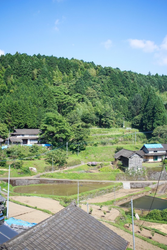 西原村の山間の集落の風景