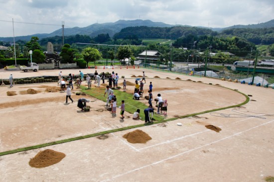 淡河小学校の芝生化