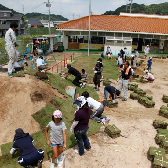 淡河好徳幼稚園の芝生化