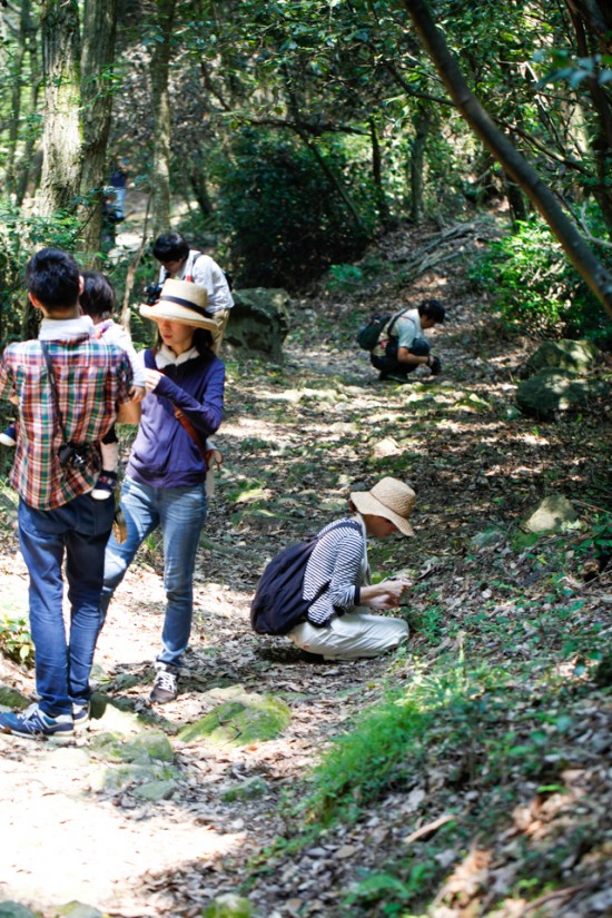 山の中で写真を撮る