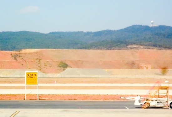 Hong Kong International Airport 滑走路の看板