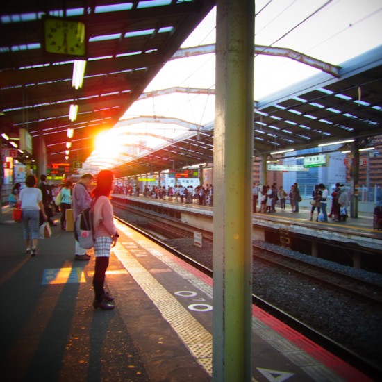 夕方の駅のホーム